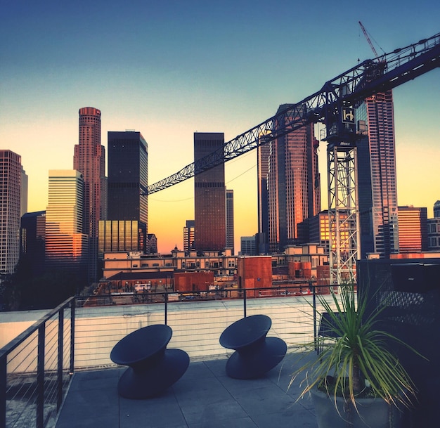 Photo view of city at sunset