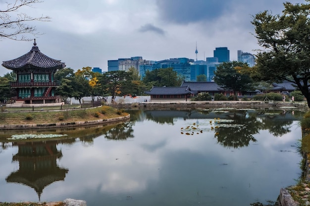 Вид на городские башни из дворца Кёнбоккун в Сеуле