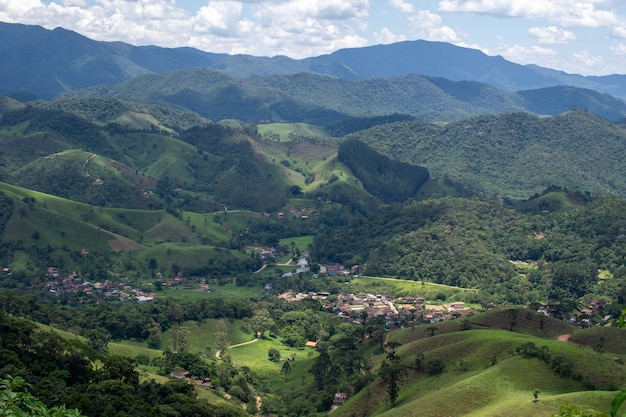 Vista della città di visconde de maua dalla cima della montagna