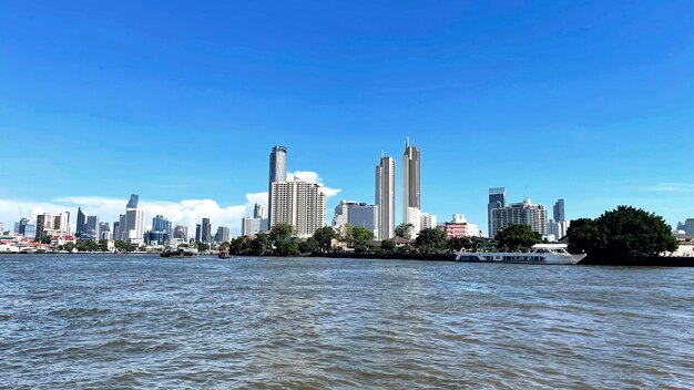 Photo view of city at waterfront