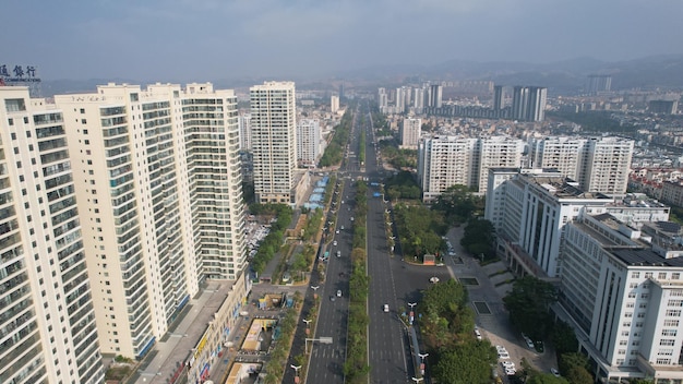 前景に道路と建物がある都市の眺め