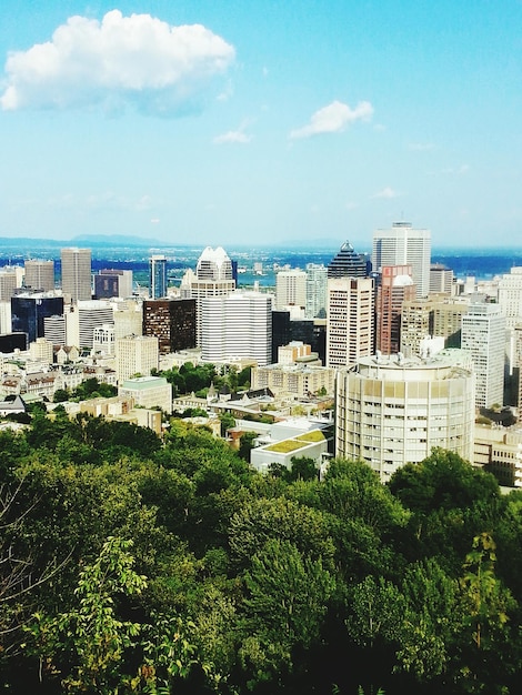 Photo view of cityscape against blue sky