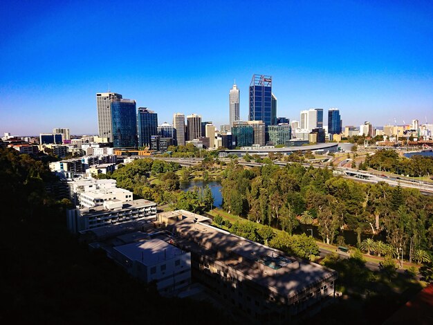 Photo view of cityscape against blue sky