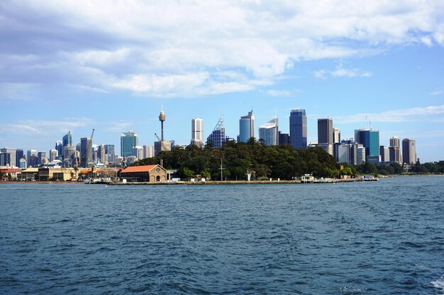 Photo view of cityscape against blue sky