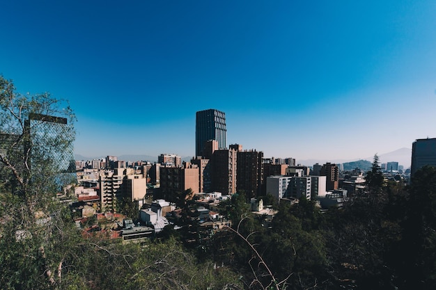 澄んだ青い空に照らされた都市風景