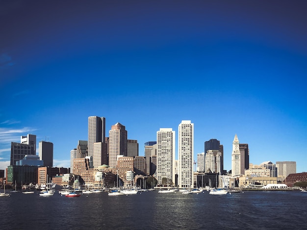 Photo view of cityscape against clear blue sky