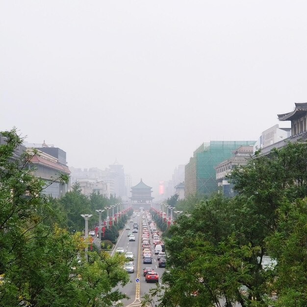晴れた空の背景にある都市景色