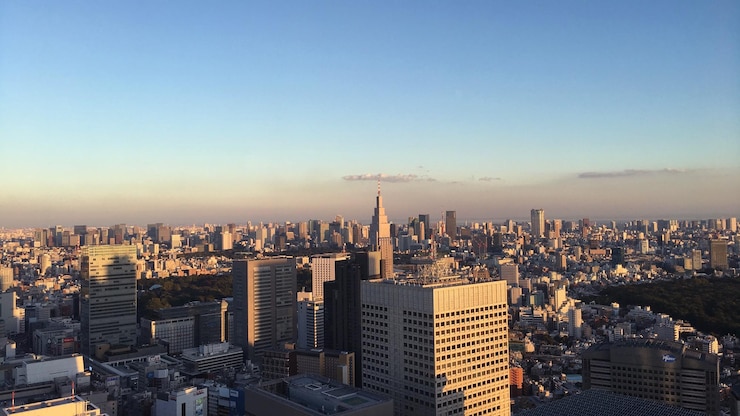 Photo 晴れた空の背景にある都市景色