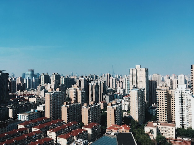晴れた空の背景にある都市景色