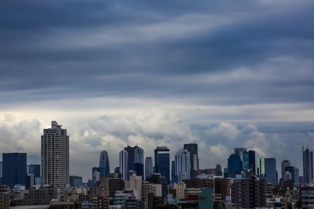 Photo view of cityscape against cloudy sky