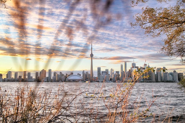 Photo view of cityscape against cloudy sky