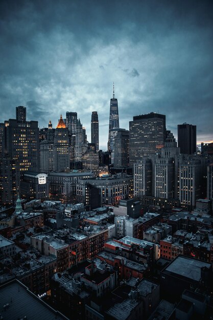 Photo view of cityscape against cloudy sky