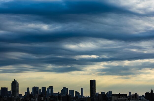 Photo view of cityscape against cloudy sky