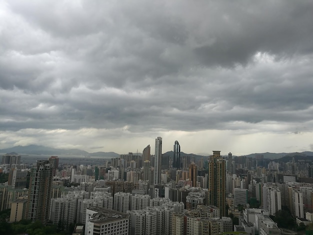 Photo view of cityscape against cloudy sky
