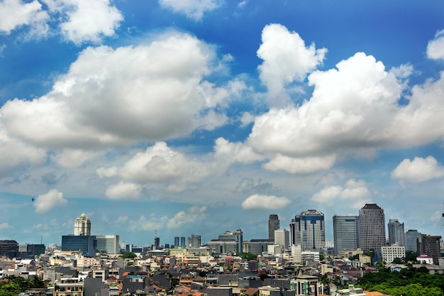 雲の空を背景にした都市景色の景色