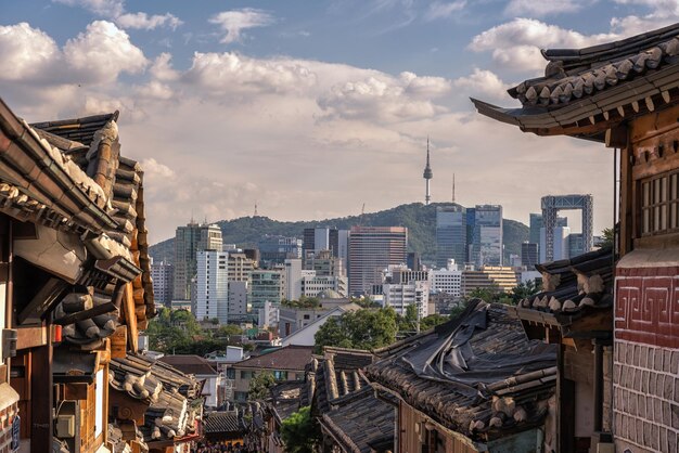 Photo view of cityscape against cloudy sky