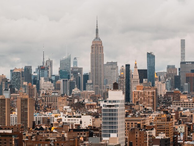 Photo view of cityscape against cloudy sky