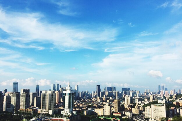 Photo view of cityscape against cloudy sky