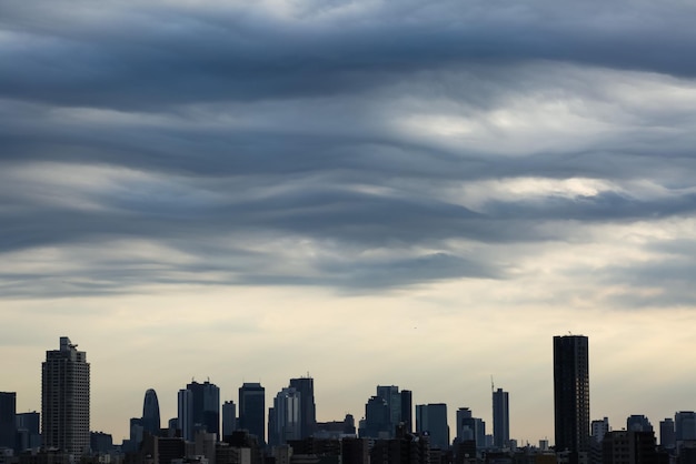 雲の空を背景にした都市景色の景色