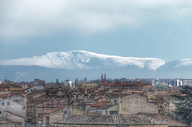 Foto vista del paesaggio cittadino contro un cielo nuvoloso