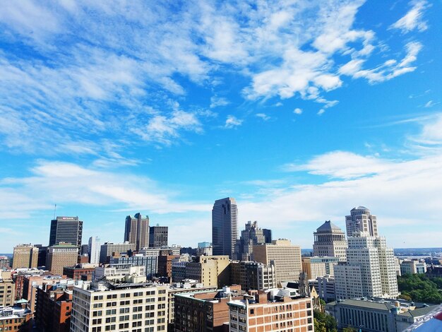 Photo view of cityscape against cloudy sky