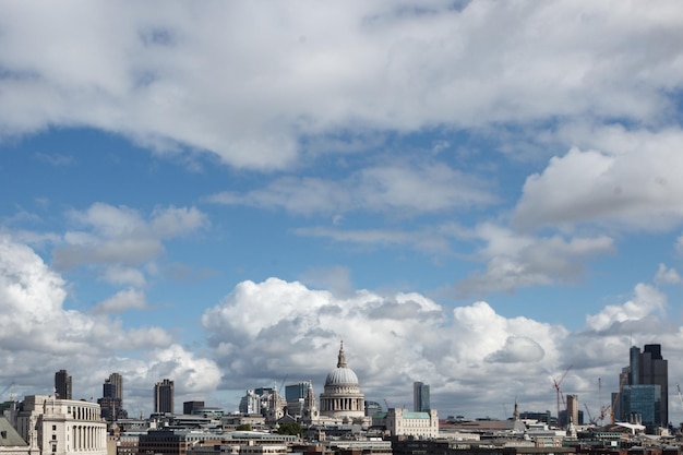 Foto vista del paesaggio cittadino contro un cielo nuvoloso
