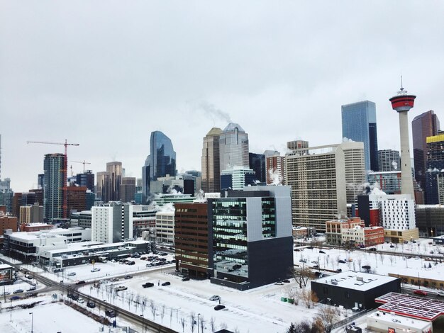 Photo view of cityscape against sky during winter