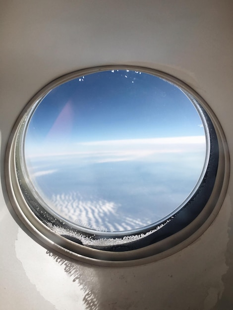 Photo view of cityscape from airplane window