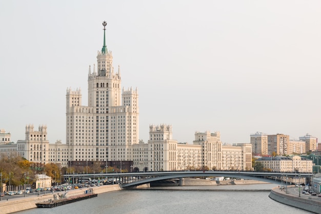 Вид на городской пейзаж Москвы с Москвы-реки.