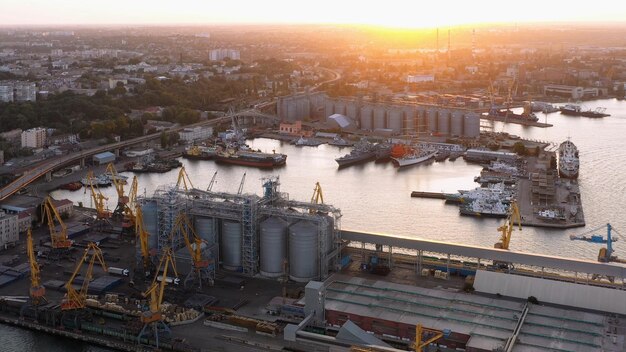 Вид на городской пейзаж инфраструктуры морского порта вечерний закат