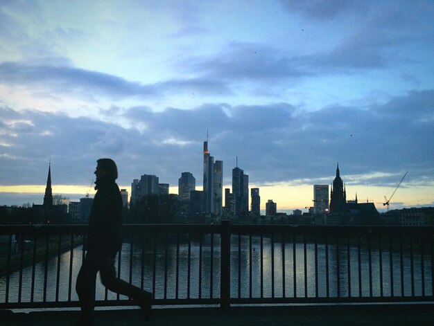 Photo view of cityscape at sunset