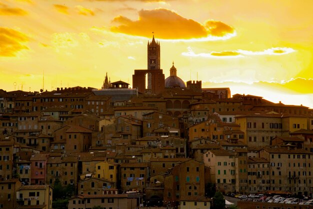 Photo view of cityscape at sunset