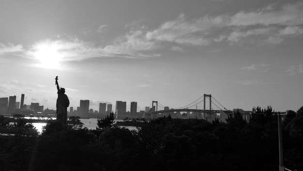 Photo view of cityscape at sunset