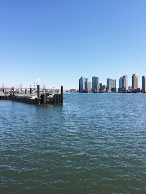 Photo view of cityscape with waterfront