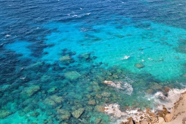 보니파시오(Bonifacio)의 코르시카 섬(Corsica Island)에 있는 맑고 푸른 청록색과 바위 위의 전망