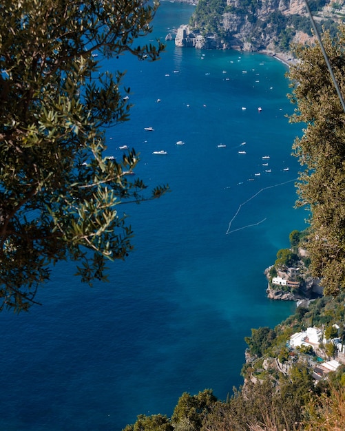 Foto la vista sulle acque limpide di amalfi