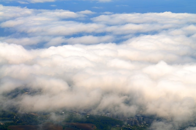 Foto vista delle scogliere dalla cima della montagna