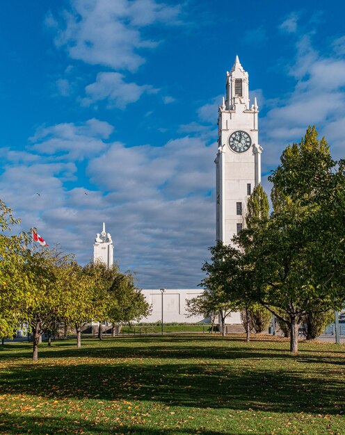 Photo view of clock tower against sky