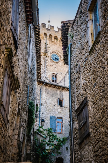 Foto vista sulla torre dell'orologio della città vecchia di viviers nel sud della francia (ardèche)