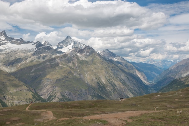 ツェルマット、スイス、ヨーロッパの国立公園でクローズアップの山のシーンを表示します。夏の風景、太陽の光の天気、劇的な青い空と晴れた日