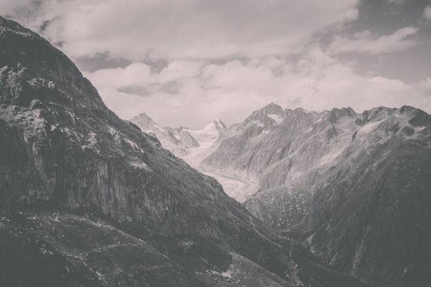 Рассмотрите сцены гор крупным планом, трассу большого ледника Алеч в национальном парке Швейцарии, Европе. Летний пейзаж, голубое небо и солнечный день