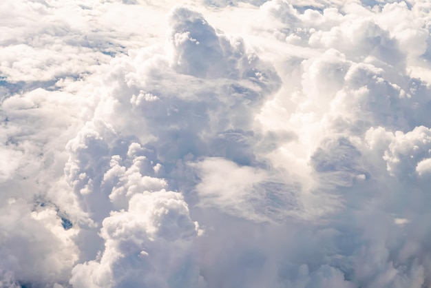 タンザニアの上の雲を見渡せます。明るい空の景色