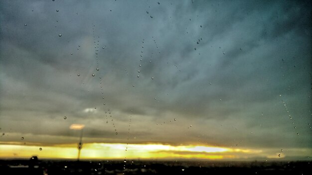 Photo view of cloudy sky at sunset