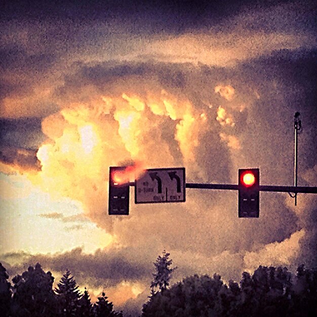 Photo view of cloudy sky at sunset