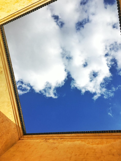 Foto vista del cielo nuvoloso attraverso l'edificio