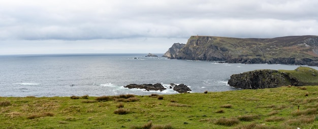 Foto una vista della costa dalle scogliere di moher