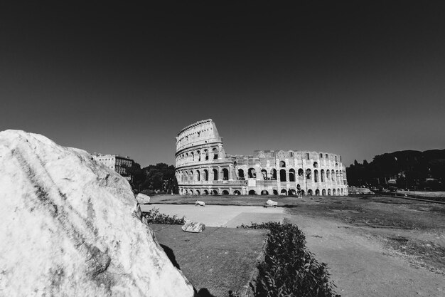 Foto vista del colosseo contro un cielo limpido