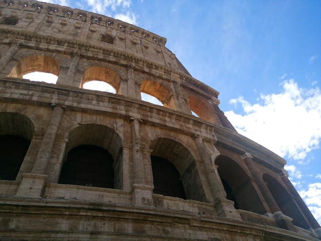 Veduta del colosseo a roma. italia.