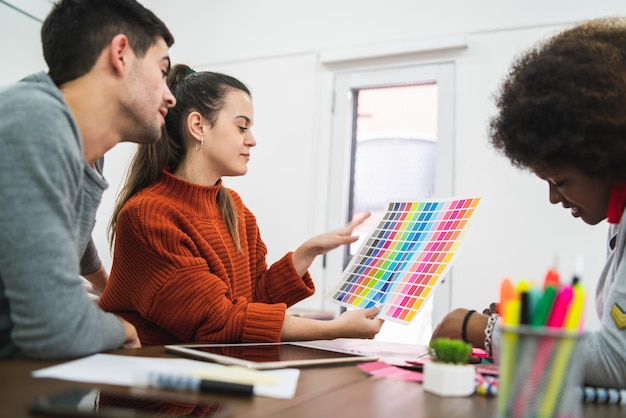 Foto la visione dei colleghi che lavorano in ufficio