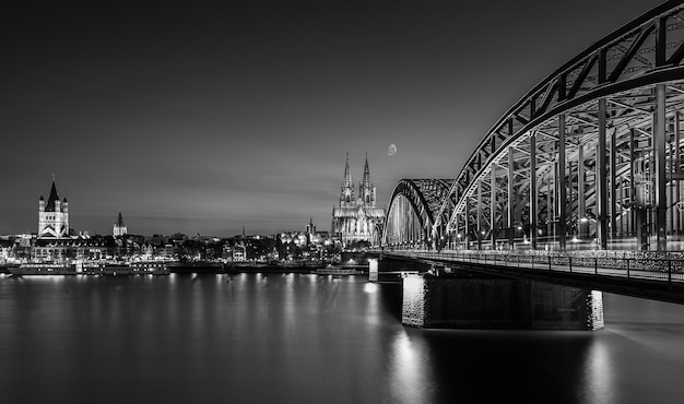 Una vista di colonia con il ponte di hohenzollern e la cattedrale nei colori bianco e nero in germania. portato fuori con un 5d mark iii.